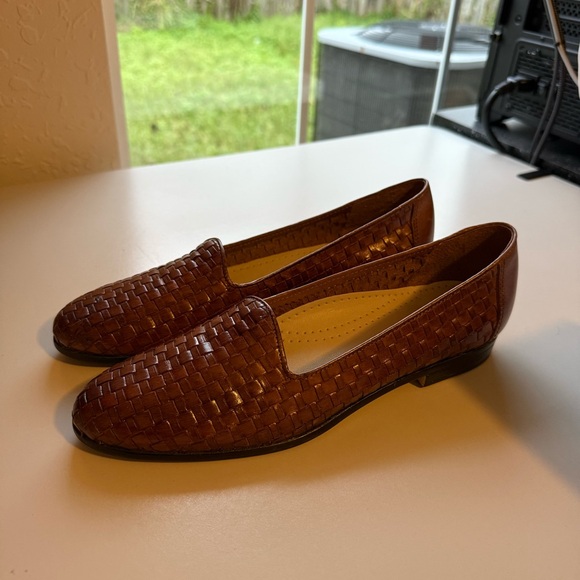 Trotters Liz Slip On Flat Shoes Woven Brown Leather Loafers Womens sz 9 - Picture 4 of 10